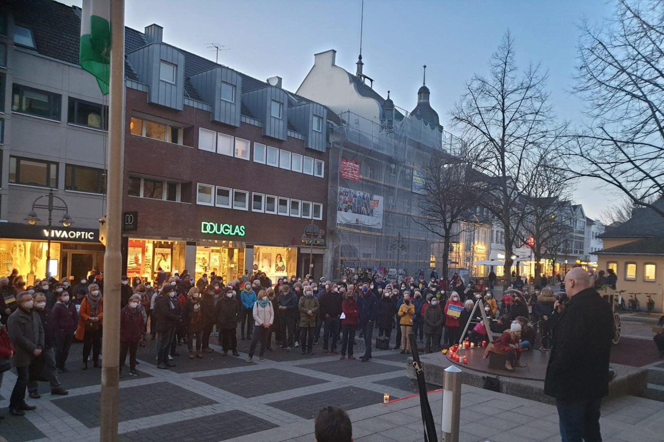 Viele Menschen kamen zur Mahnwache in Brühl.