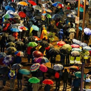 Aufnahme der Demo geprägt von Regenschirmen und Menschenversammlung