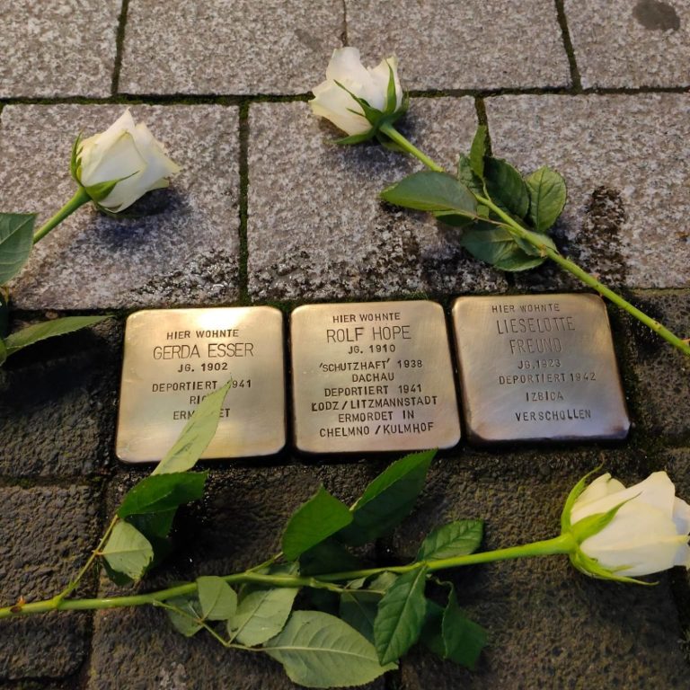 Wir reinigen Stolpersteine